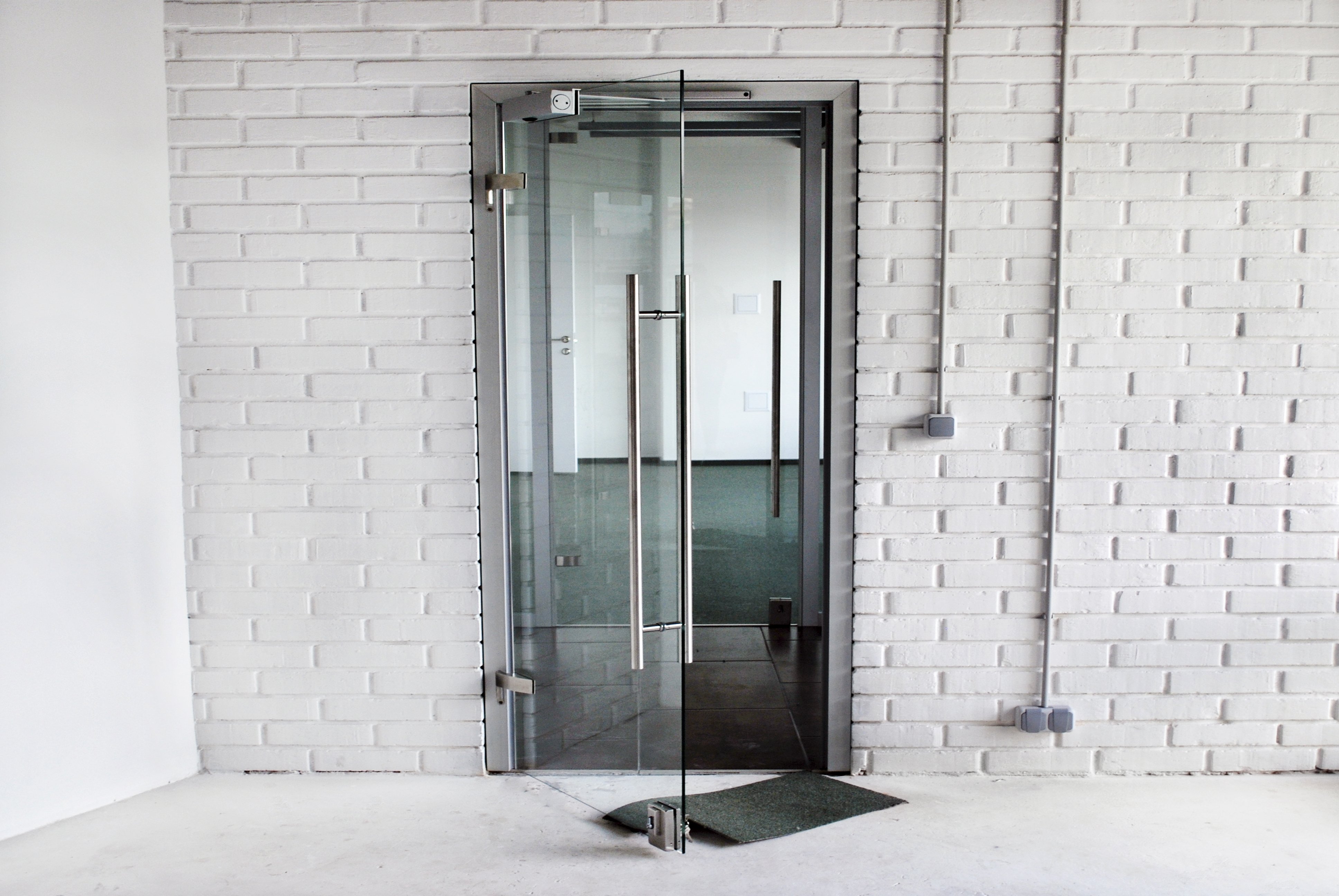 Дверь из закаленного стекла. Маятниковая дверь gftd530. Маятниковые алюминиевые двери ALUTECH. Душевая алюминиевая перегородка gftd547. Алюминиевая маятниковая дверь Алютех.